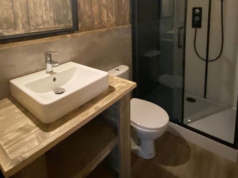 TENTE TOILE ET BOIS 6 personnes - y compris les installations sanitaires