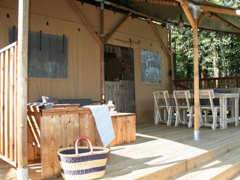 TENTE TOILE ET BOIS 6 personnes - y compris les installations sanitaires