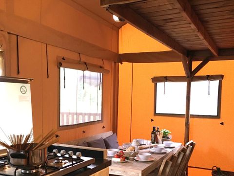 TENTE TOILE ET BOIS 6 personnes - y compris les installations sanitaires