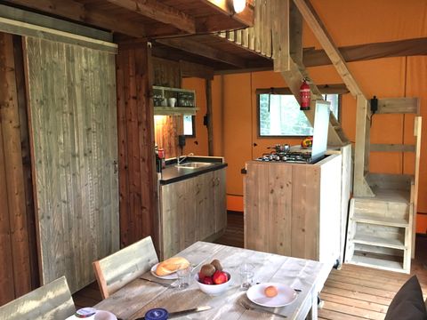 TENTE TOILE ET BOIS 6 personnes - y compris les installations sanitaires