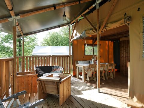 TENTE TOILE ET BOIS 6 personnes - y compris les installations sanitaires
