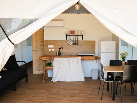 Tente en toile et en bois 6 personnes - Glamping avec salle de bain et baignoire, 54m2