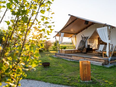 Tente en toile et en bois 6 personnes - Glamping avec salle de bain et baignoire, 54m2
