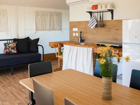 Tente en toile et en bois 6 personnes - Glamping avec salle de bain et baignoire, 54m2