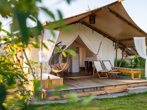 Tente en toile et en bois 6 personnes - Glamping avec salle de bain et baignoire, 54m2