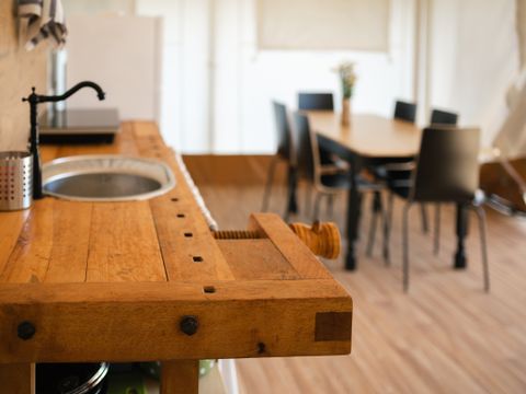 Tente en toile et en bois 6 personnes - Glamping avec salle de bain et baignoire, 54m2