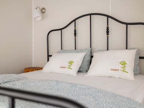 Tente en toile et en bois 6 personnes - Glamping avec salle de bain et baignoire, 54m2