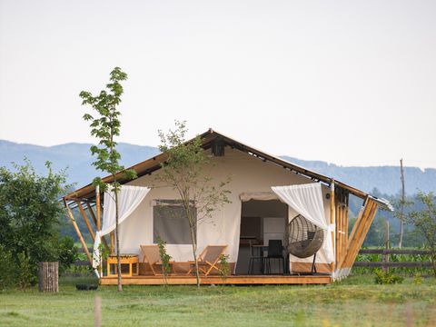 Tente en toile et en bois 6 personnes - Glamping avec salle de bain et baignoire, 54m2