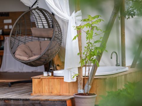 Tente en toile et en bois 6 personnes - Glamping avec salle de bain et baignoire, 54m2