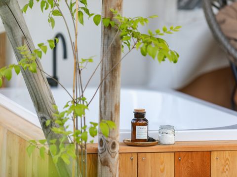 Tente en toile et en bois 6 personnes - Glamping avec salle de bain et baignoire, 54m2