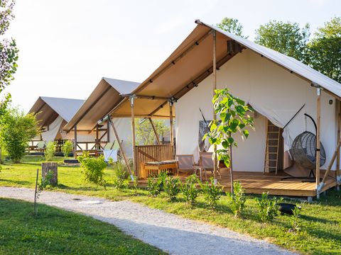 Tente en toile et en bois 5 personnes - Tente Glamping avec Salle de Bain, Amber 44 m², Premium - JACUZZI