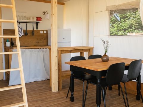 Tente en toile et en bois 5 personnes - Tente Glamping avec Salle de Bain, Amber 44 m², Premium - JACUZZI