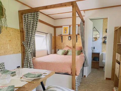 HÉBERGEMENT INSOLITE 4 personnes - Tiny House | 2 Ch. | 4 Pers. | Terrasse surélevée | 1 SDB | Clim.