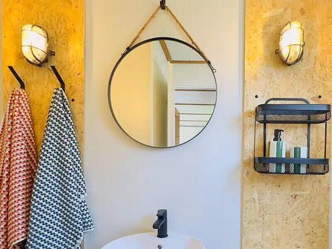 HÉBERGEMENT INSOLITE 4 personnes - Tiny House | 2 Ch. | 4 Pers. | Terrasse surélevée | 1 SDB | Clim.