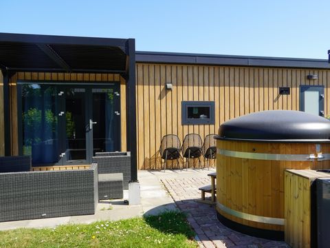 CHALET 6 personnes - Luxe sur mini camping Value avec bain à remous