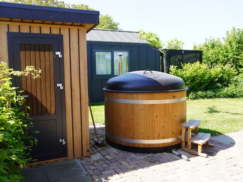 CHALET 6 personnes - Luxe sur mini camping Value avec bain à remous