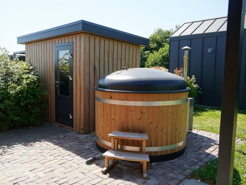 CHALET 6 personnes - Luxe sur mini camping Value avec bain à remous