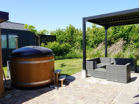 CHALET 6 personnes - Luxe sur mini camping Value avec bain à remous