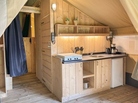 TENTE TOILE ET BOIS 4 personnes - y compris les installations sanitaires