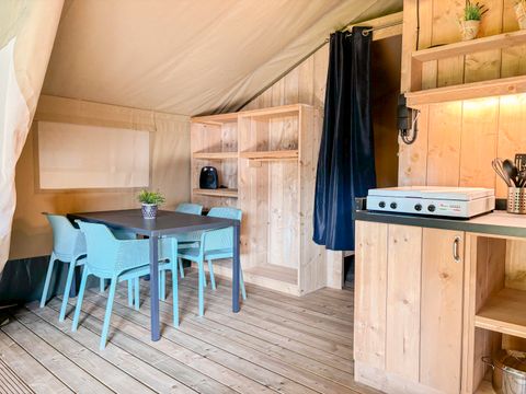 TENTE TOILE ET BOIS 4 personnes - y compris les installations sanitaires