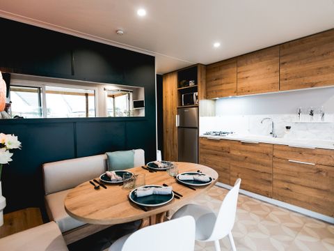 MOBILHOME 4 personnes - LUXE XXL 2 chambres (1/4 pers - climatisation - TV - terrasse intégrée couverte + superficie 40m²)