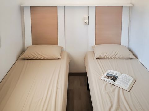 MOBILHOME 4 personnes - 4 couchages avec petite terrasse (avec clim)