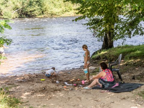 MOBILHOME 6 personnes -  Mobil-home Confort 27m² / 2 chambres + TV + Terrasse non couverte (Bord de rivière) 4/6 pers