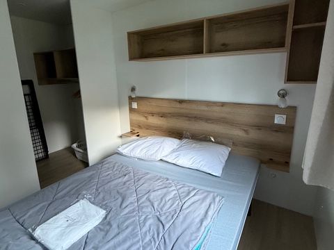 MOBILHOME 4 personnes - Mobil-home Confort 27m² / 2 chambres (2/4pers) + TV + Terrasse couverte (Bord de rivière) 2/4 pers