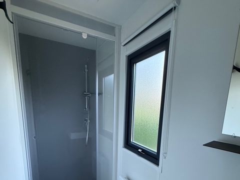 MOBILHOME 4 personnes - Mobil-home Confort 27m² / 2 chambres (2/4pers) + TV + Terrasse couverte (Bord de rivière) 2/4 pers