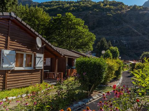 Chalet 5 personnes - Montana Confort 35m² - 2 chambres - Terrasse 8m² - Plancha - TV