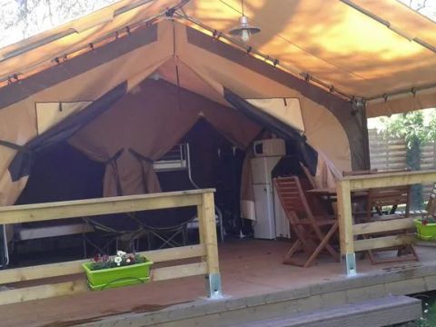 TENTE 5 personnes - Tente Eden Standard 30m² 2 chambres - sans sanitaires + Vue sur le Lot + terrasse couverte 11.5m² 5 pers