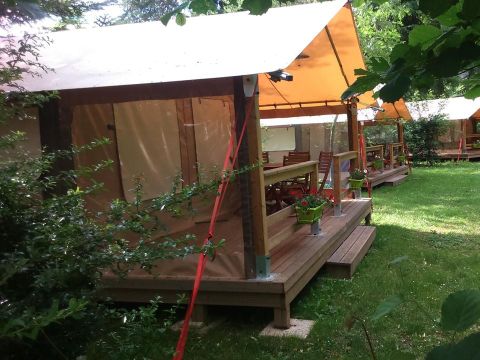 TENTE 5 personnes - Tente Eden Standard 30m² 2 chambres - sans sanitaires + Vue sur le Lot + terrasse couverte 11.5m² 5 pers