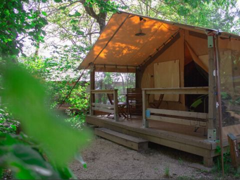 TENTE 5 personnes - Tente Eden Standard 30m² 2 chambres - sans sanitaires + Vue sur le Lot + terrasse couverte 11.5m² 5 pers