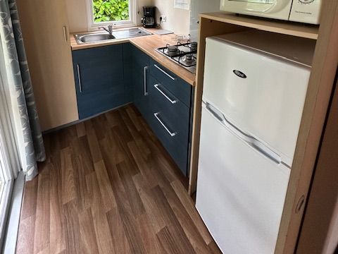 Mobilhome 4/6 personnes - Confort 28m² - 2 chambres - Terrasse couverte 13.5m² - TV