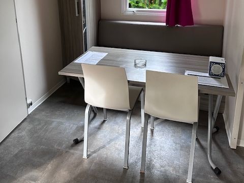 Mobilhome 4/6 personnes - Confort 28m² - 2 chambres - Terrasse couverte 13.5m² - TV