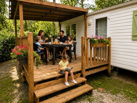 Mobilhome 4/6 personnes - Confort 28m² - 2 chambres - Terrasse couverte 13.5m² - TV