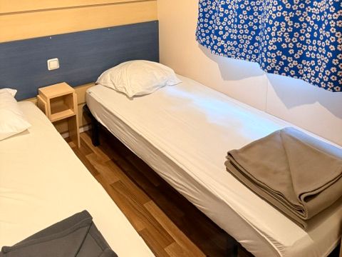 Mobilhome 4/6 personnes - Confort 28m² - 2 chambres - Terrasse couverte 13.5m² - TV