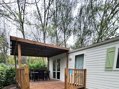 Mobilhome 4/6 personnes - Confort 28m² - 2 chambres - Terrasse couverte 13.5m² - TV