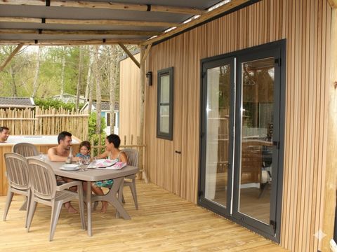 Mobilhome 2/6 personnes - Premium 40m² avec SPA -3 chambres - 2 salles de bain - Terrasse 25m² - TV - Clim
