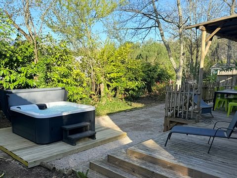 Mobilhome 2/6 personnes - Premium 40m² avec SPA -3 chambres - 2 salles de bain - Terrasse 25m² - TV - Clim