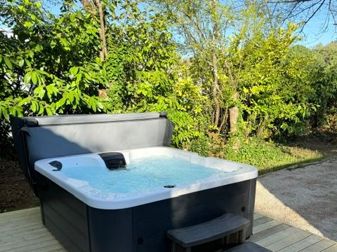 MOBILHOME 6 personnes - Mobil-home Premium 40m² avec SPA -3 chambres - 2 salles de bain + terrasse 25m² - TV - Clim - 2/6 pers