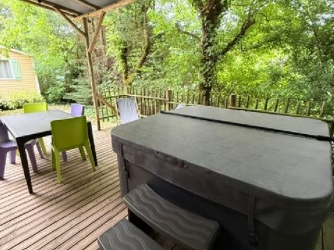 MOBILHOME 4 personnes - Mobil-home Premium 30m² 2 chambres + terrasse 25m² - TV - Clim - Spa 1/4 pers