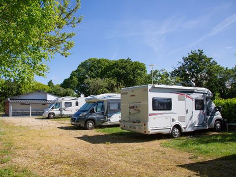 Emplacement - Offre spéciale sur aire de Camping-car /court-séjour: Emplacement/nuit comprenant 2 pers+elect10A