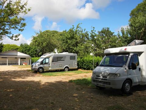 Emplacement - Offre spéciale sur aire de Camping-car /court-séjour: Emplacement/nuit comprenant 2 pers+elect10A