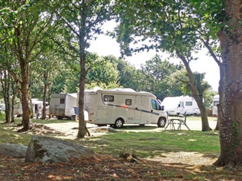 Emplacement - Forfait Confort 80 à 100m² : tente, caravane ou camping-car / 1 voiture / électricité 2 pers.