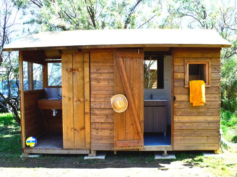 Emplacement - Forfait Premium Freecamp - emplacement équipé d'un sanitaire et d'une douche privatifs 2/6 pers.