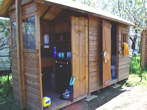 Emplacement - Forfait Premium Freecamp - emplacement équipé d'un sanitaire et d'une douche privatifs 2/6 pers.