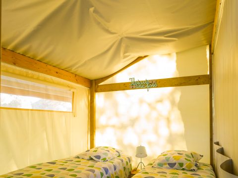 Tente en toile et en bois 4 personnes - Freeflower Standard 28m² - 2 chambres + terrasse couverte 8m² - sans sanitaires