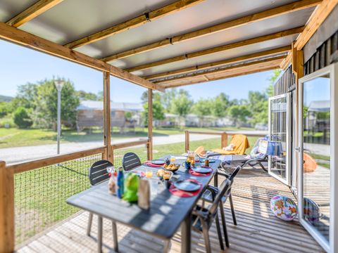 MOBILHOME 4 personnes - Homeflower Premium 26,5m² - 2 chambres  + terrasse + TV + lave-vaisselle + Clim + Draps + Serviettes