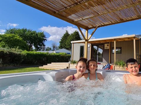 MOBILHOME 4 personnes - Mobilhome TAOS Premium avec SPA 40m² - 2 chambres - 2 salles de bain / terrasse couverte + TV + LV 4 pers